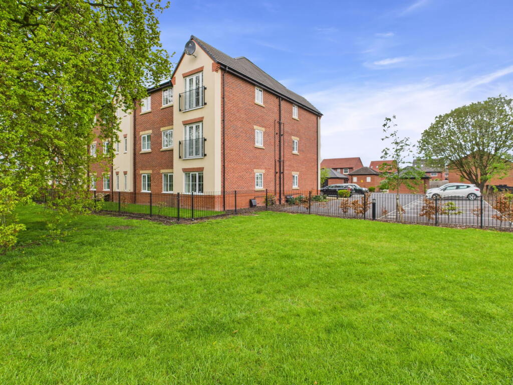 2-bed flat on Laurel Place, Henhull, Nantwich, Cheshire, CW5 6XL, £200,000