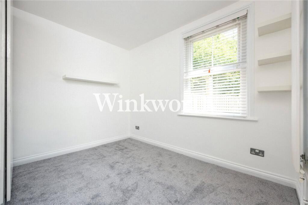 Apartment in London, Bowes Park, Palmers Green - More