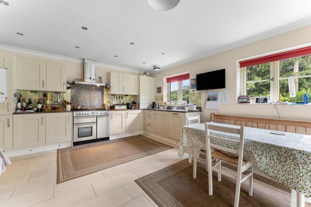 Shrewsbury Place, Bampton, OX18 photo 3