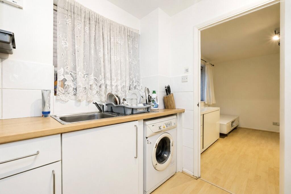 Apartment in Ilford - More