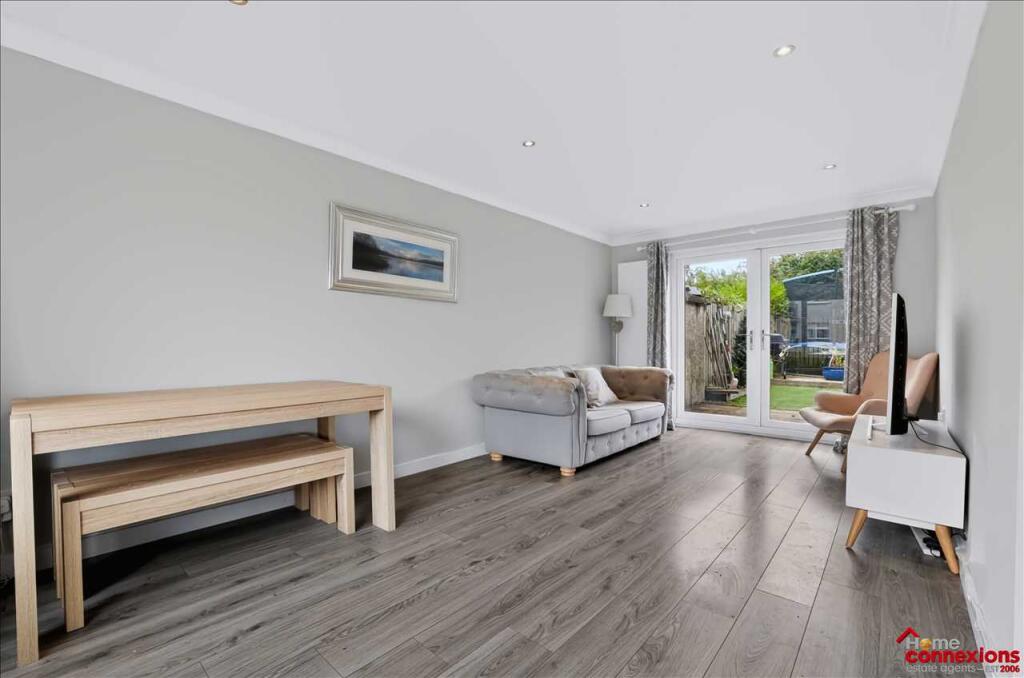 House in East Kilbride, Nerston Industrial East, Calderwood - More
