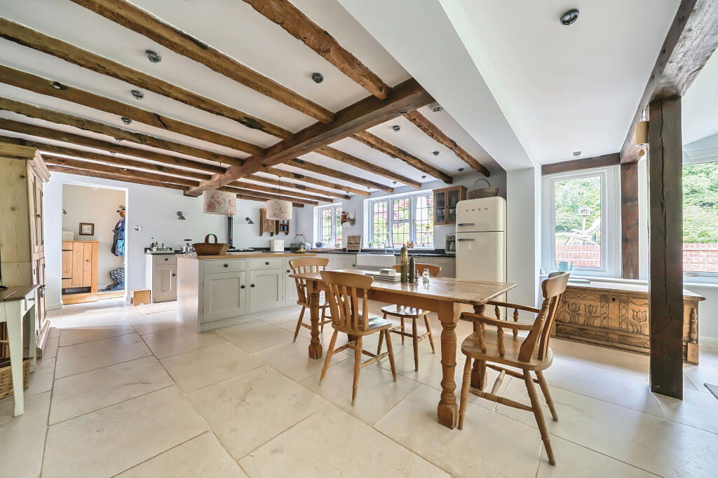 House in Uckfield, Poundgate, High Hurstwood - More
