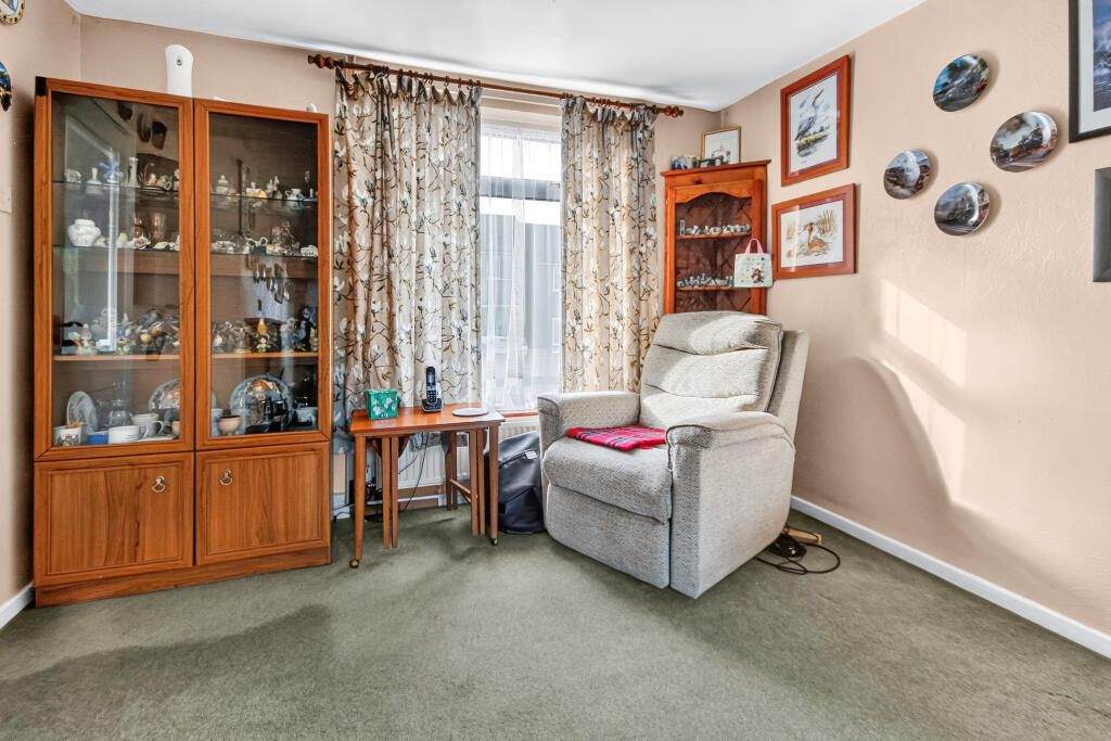 House in Bracknell, Bullbrook, Easthampstead - More