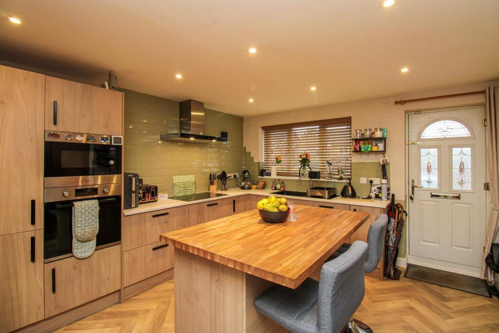 Sherwood Drive, Wakefield photo 3