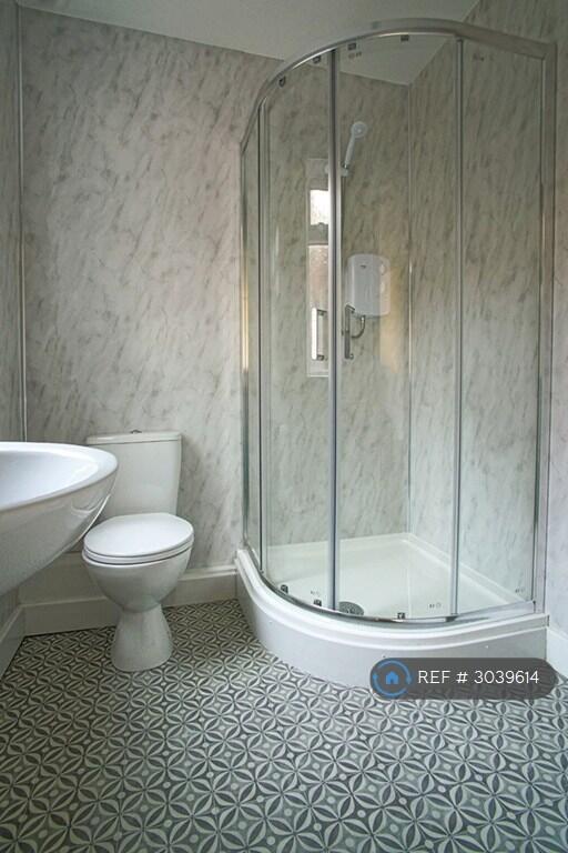 Apartment in Salford, Winton - View 5