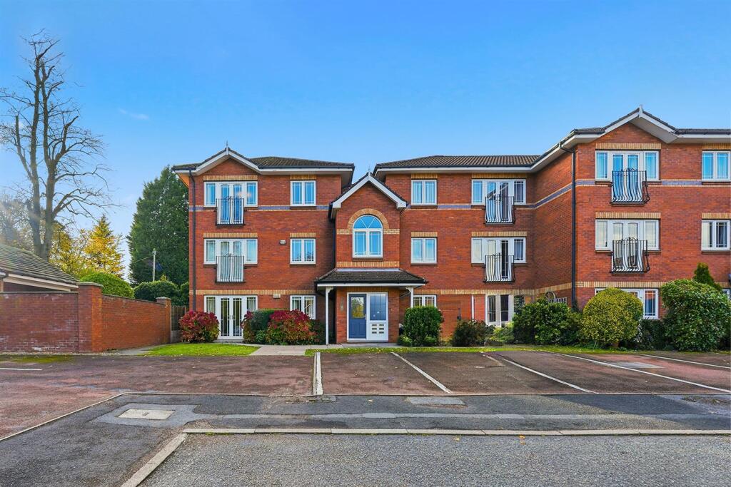 2-bed flat on Pickenham Close, Macclesfield, £163,950
