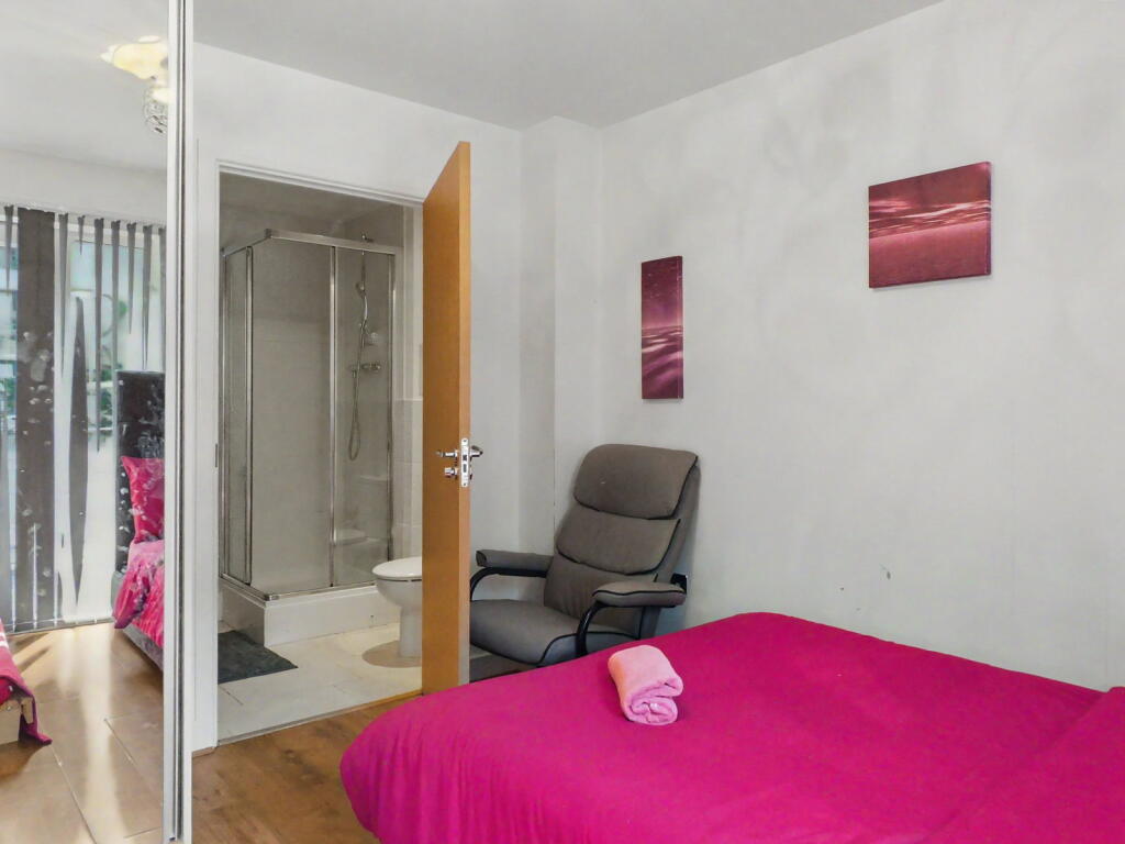 Apartment in Romford - More