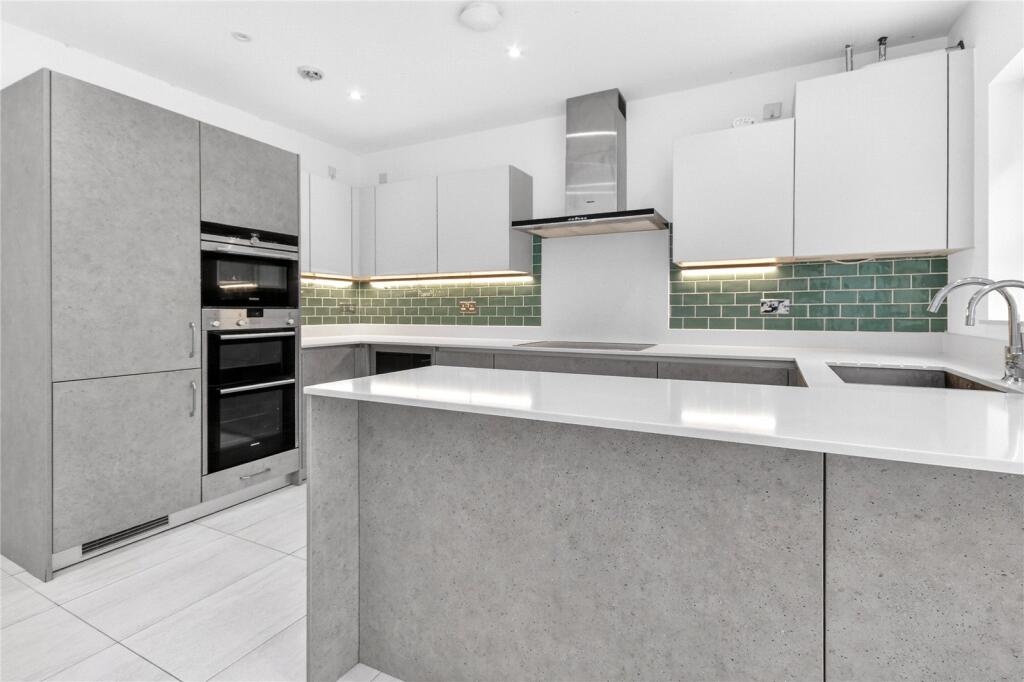 House in Runnymede, Surrey - View 3