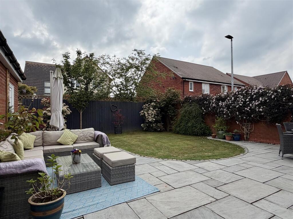 Dunnock Close, Holmer, Hereford photo 2