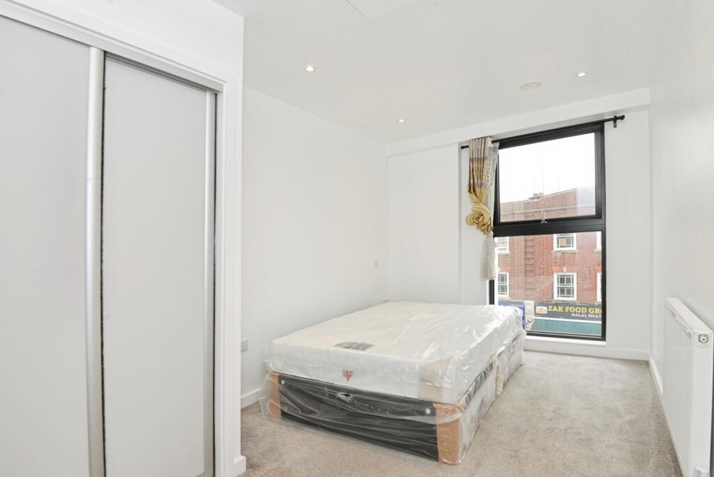Apartment in Slough - More