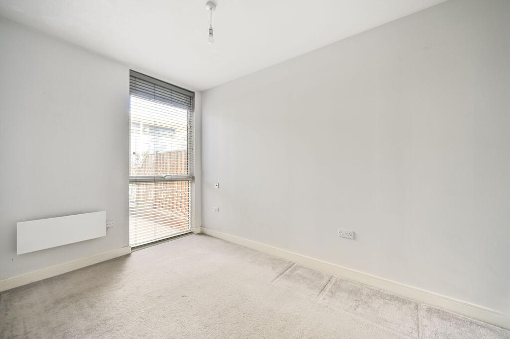 Apartment in Slough - View 5