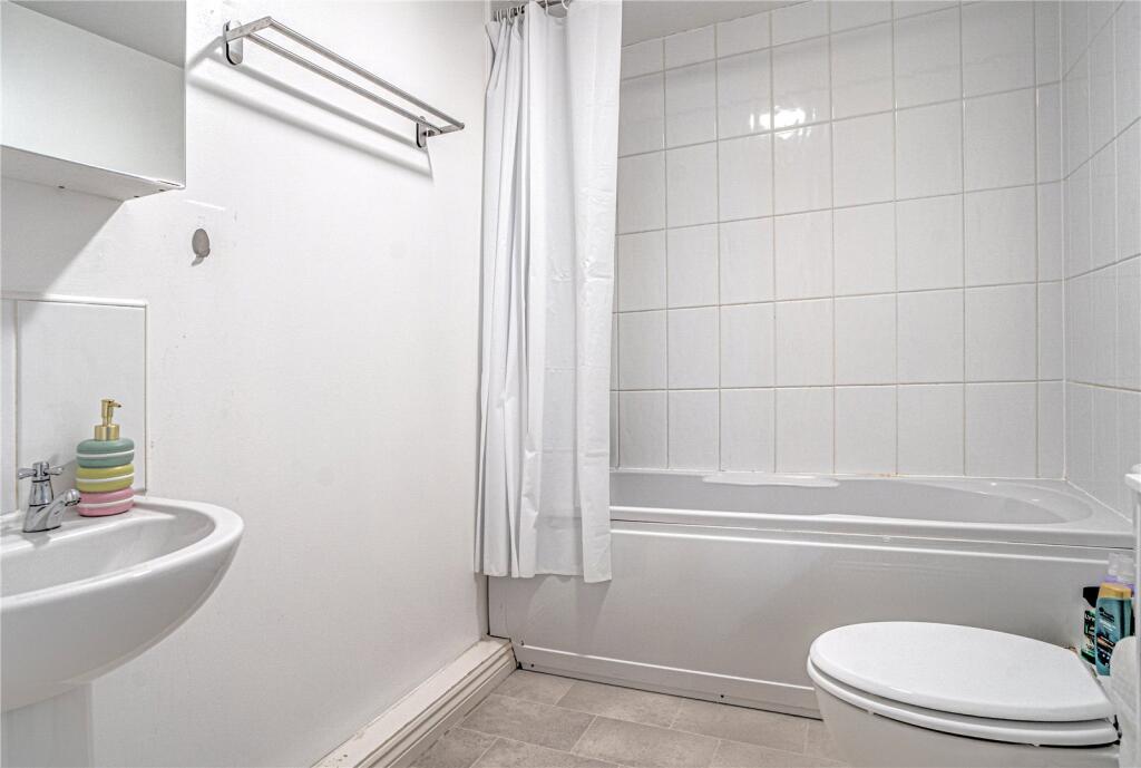 Apartment in Swindon - More