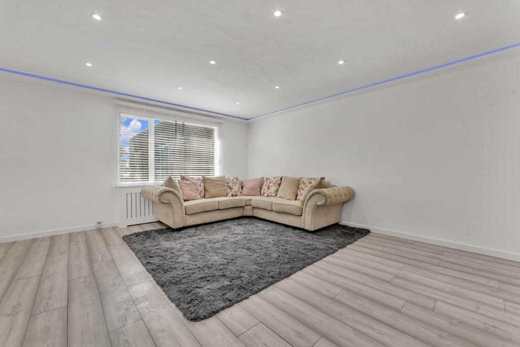 Apartment in Spelthorne, Surrey - View 5