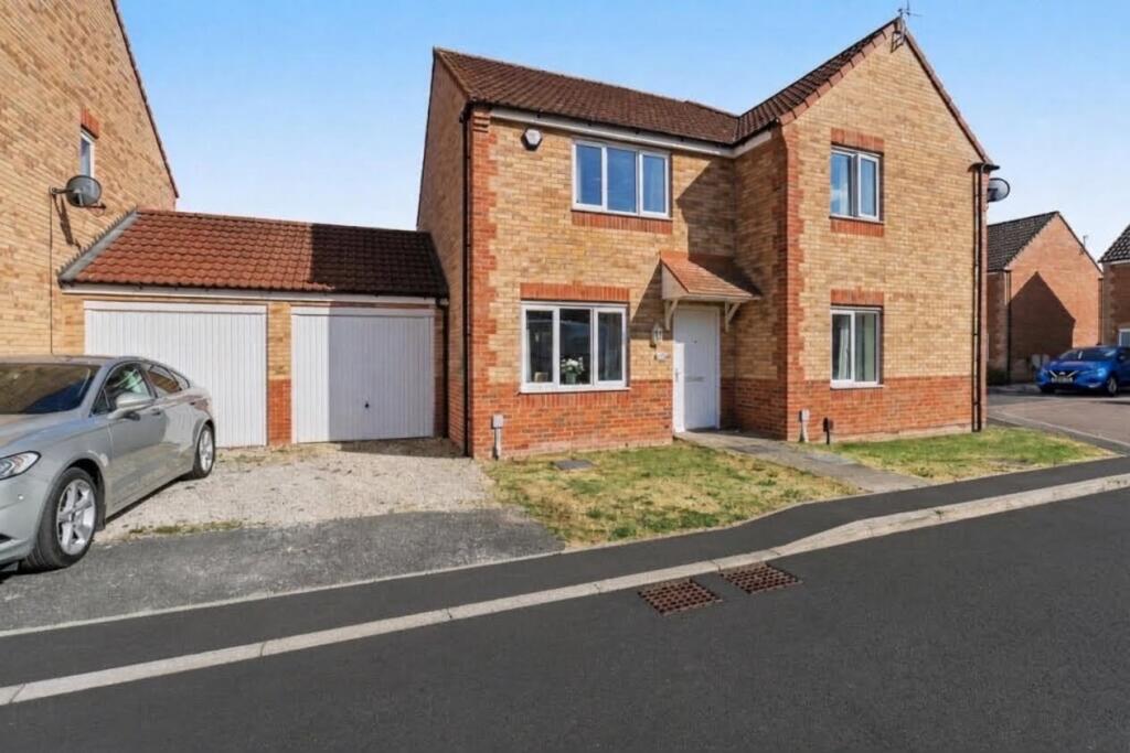 2-bed semi-detached on Little Fell Road, Sheffield, S5, £170,000