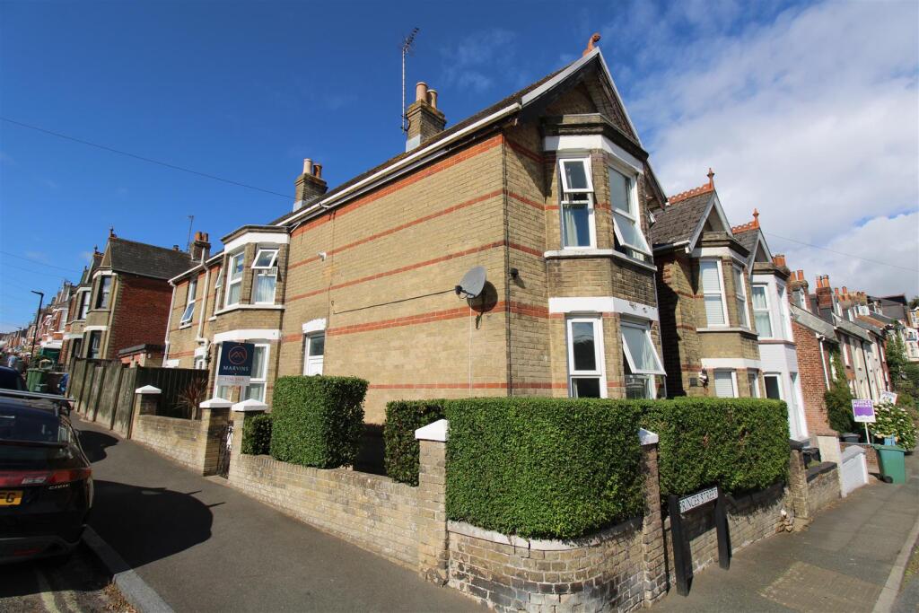 3-bed house on Moorgreen Road, Cowes, £350,000