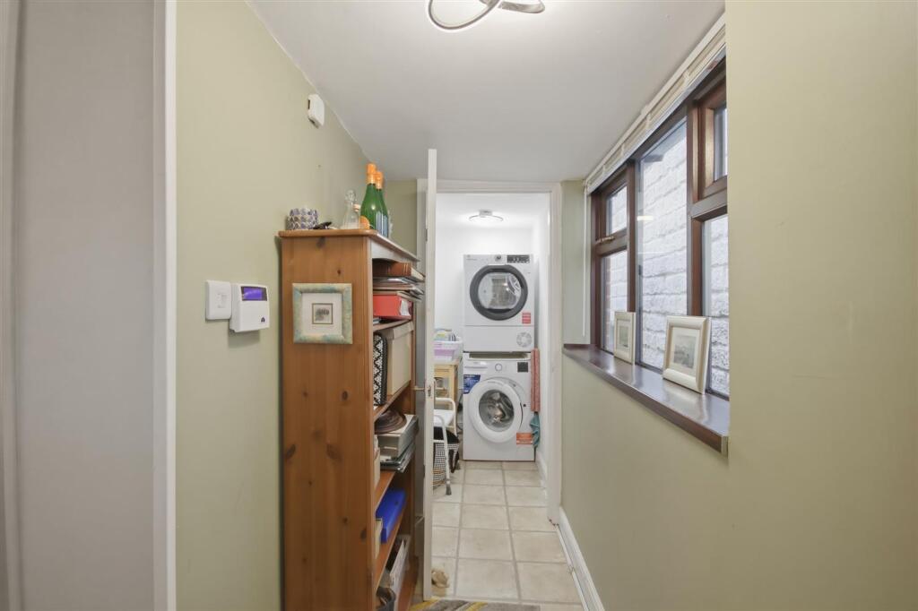 House in North East Derbyshire, Holmgate, Clay Cross - View 4