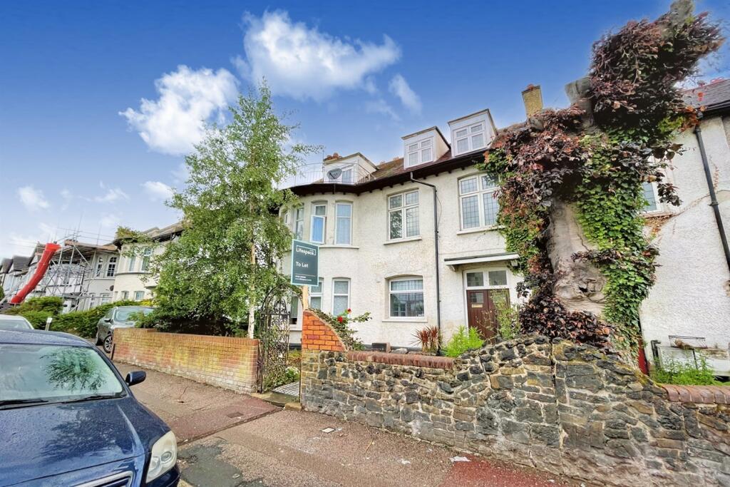 Main image of property: Elderton Road, Essex, Westcliff-on-Sea, SS0