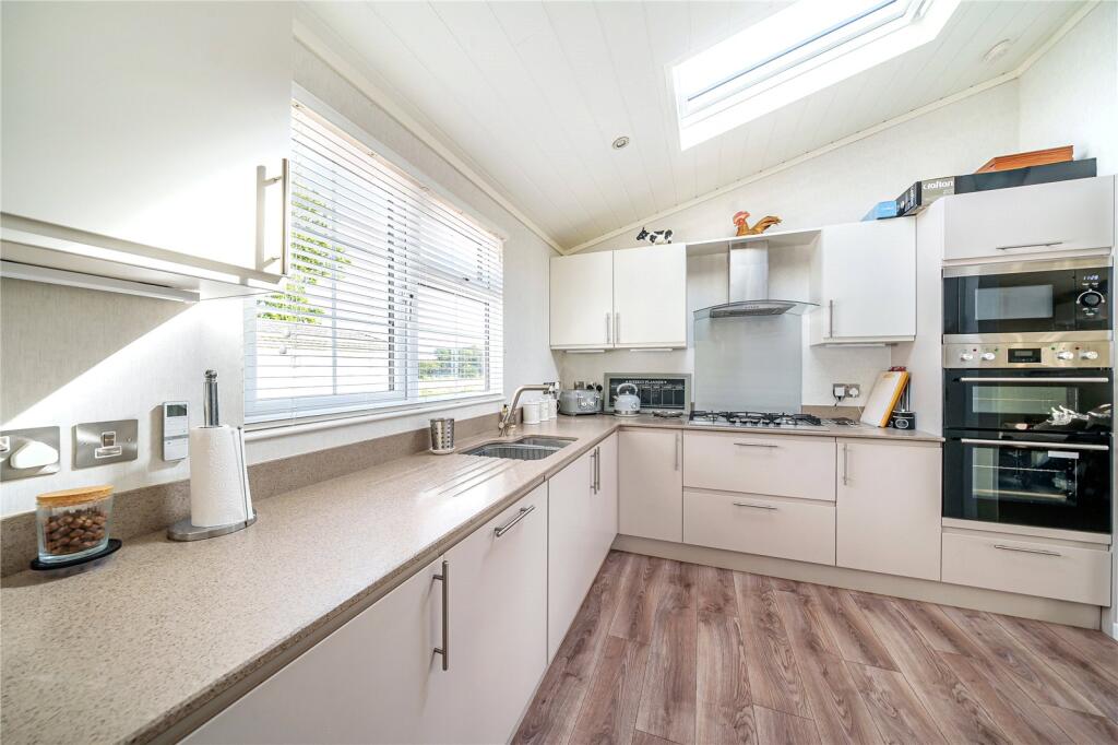 The Larches, Warfield Park, Bracknell, Berkshire, RG42 photo 2