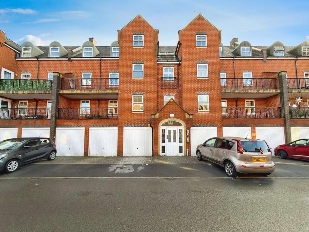 2-bed flat on Lynmouth Road, Swindon, Wiltshire, £170,000