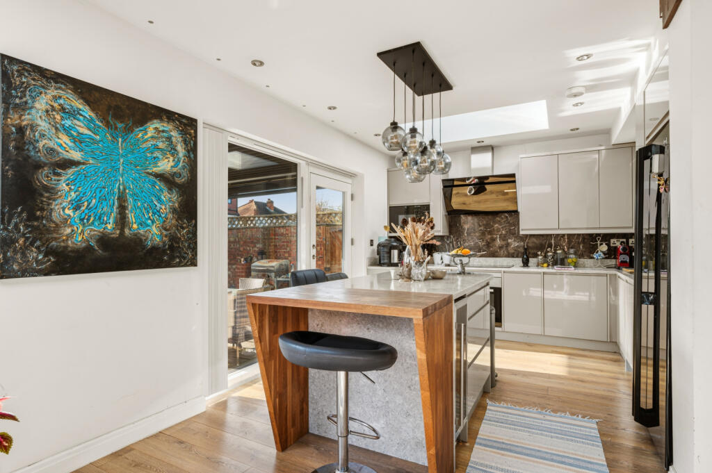 House in London, Royal Borough of Kingston upon Thames - More