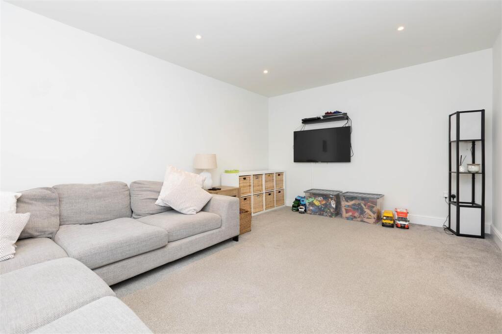 Rook Tree Lane, Stotfold, Hitchin, Herts SG5 4DQ photo 5