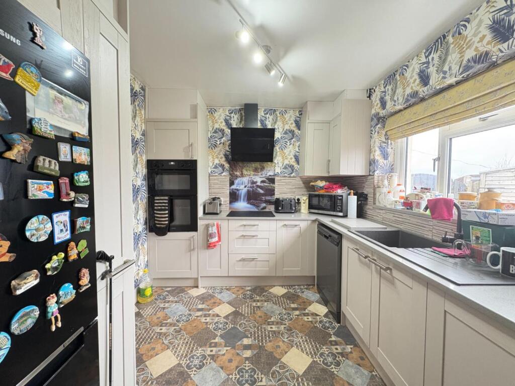 House in Kirklees, Overthorpe, Thornhill Lees - View 4
