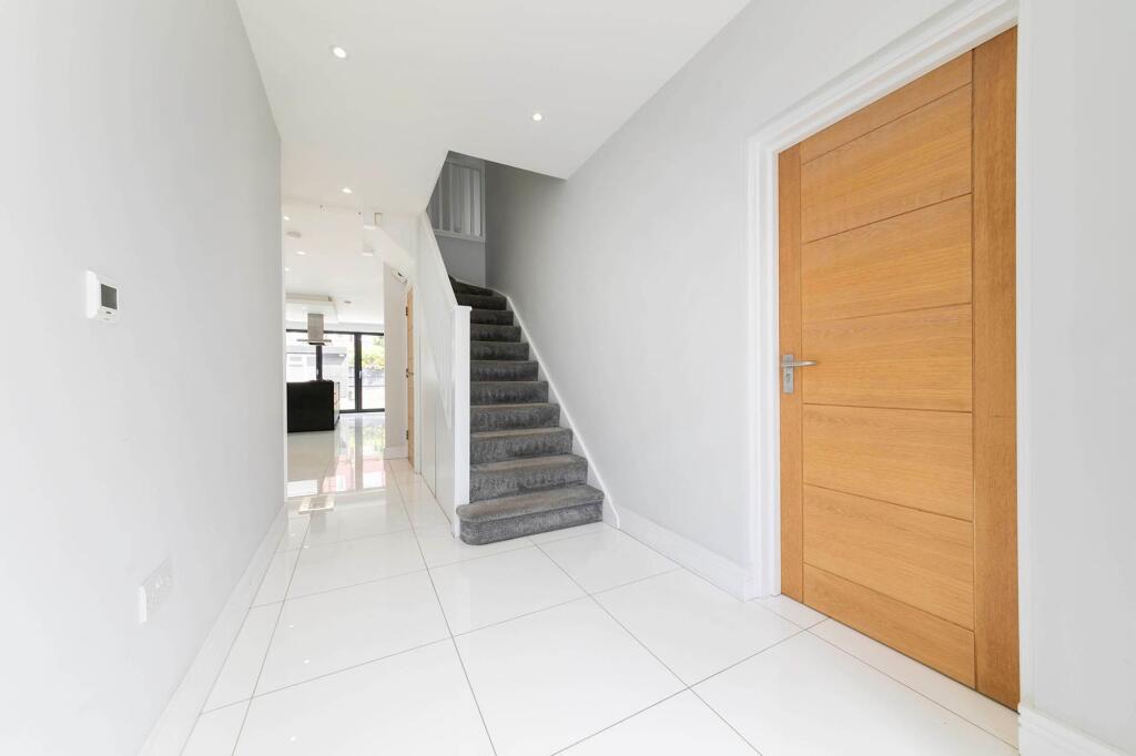 5 bedroom semi-detached house for rent