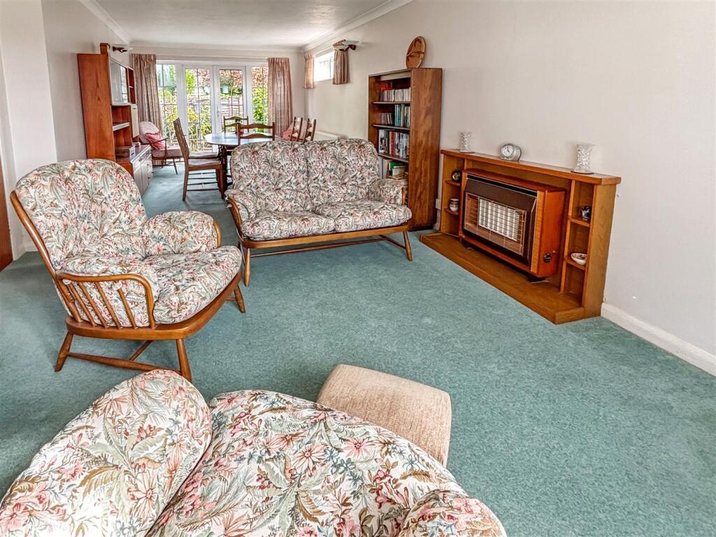 Walnut Avenue, Rustington photo 3