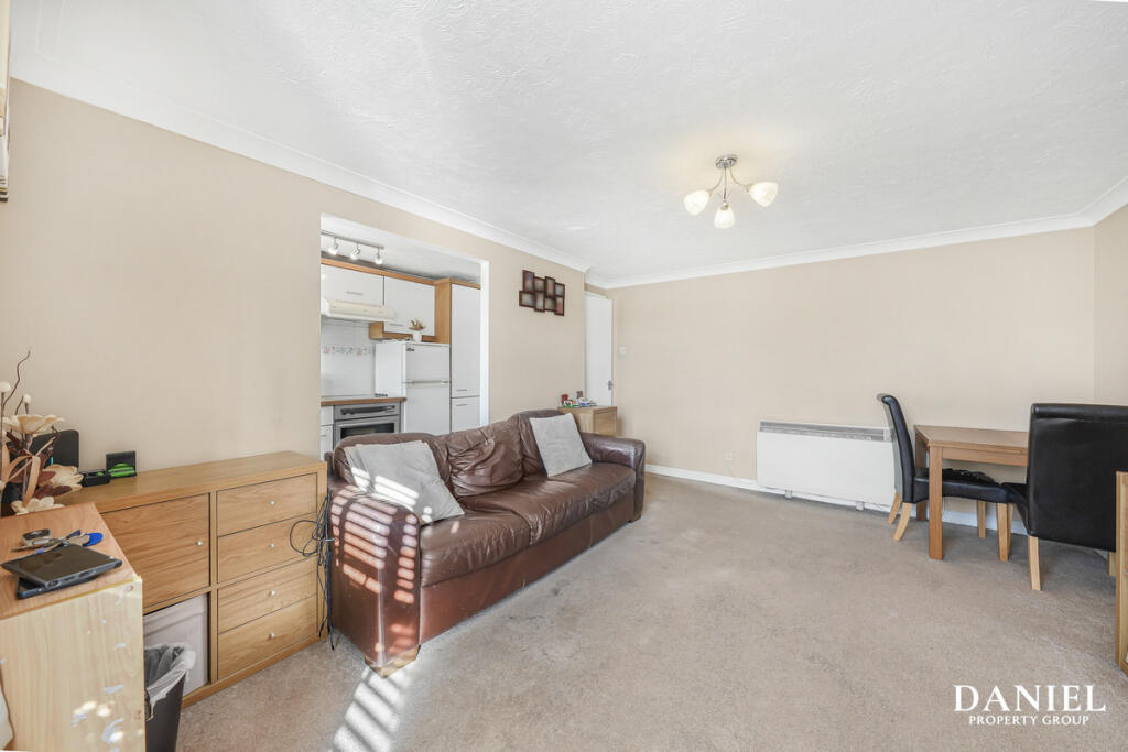 Apartment in Basildon, Langdon Hills - View 4