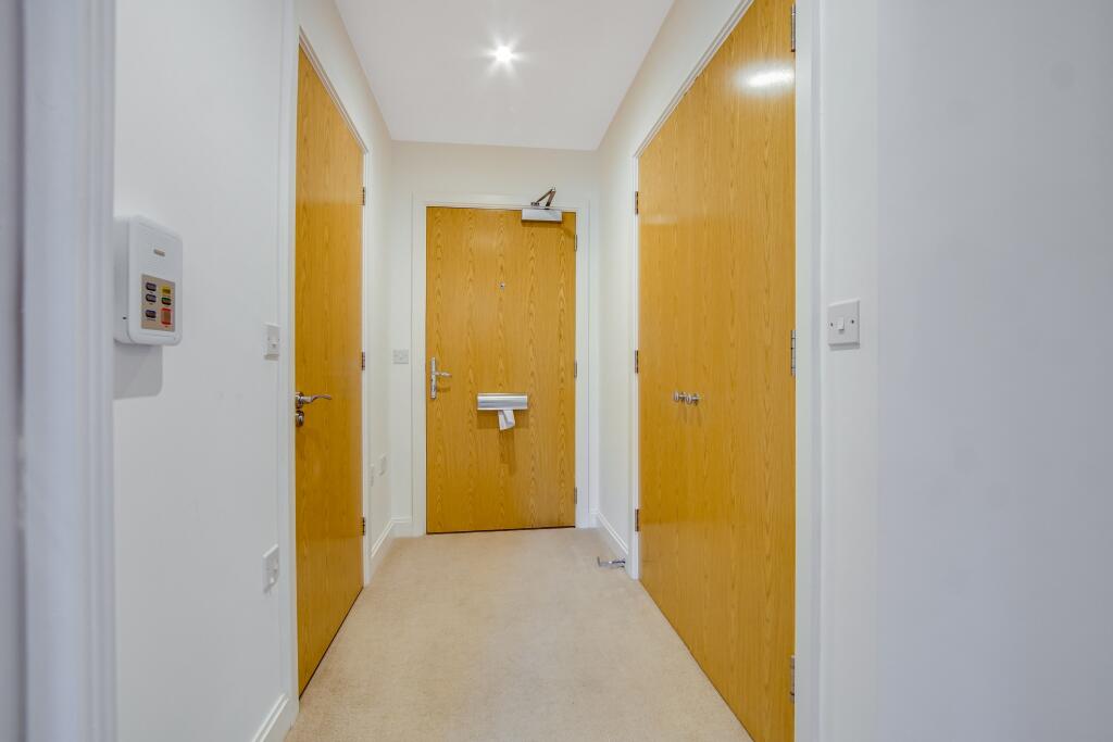 Apartment in Banstead, Nork - View 5