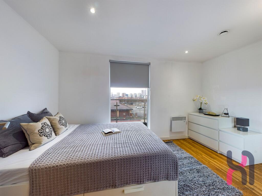 Apartment in Salford, Greater Manchester - View 4