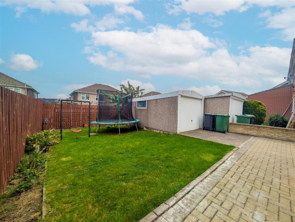 House in Huddersfield, Moldgreen - View 2