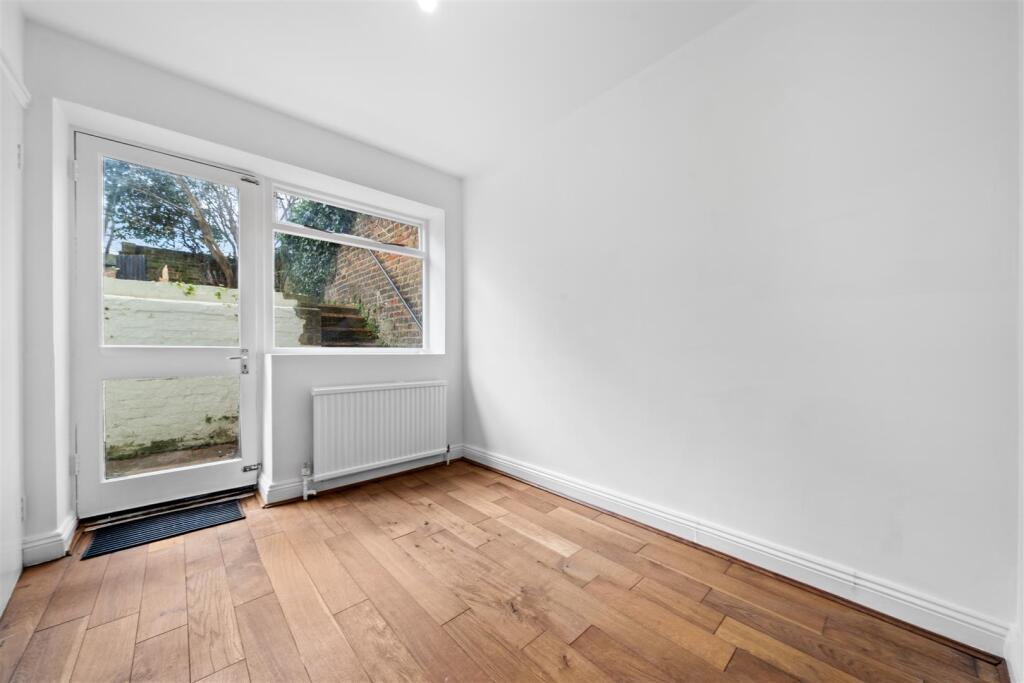 Apartment in Kingston upon Thames - More