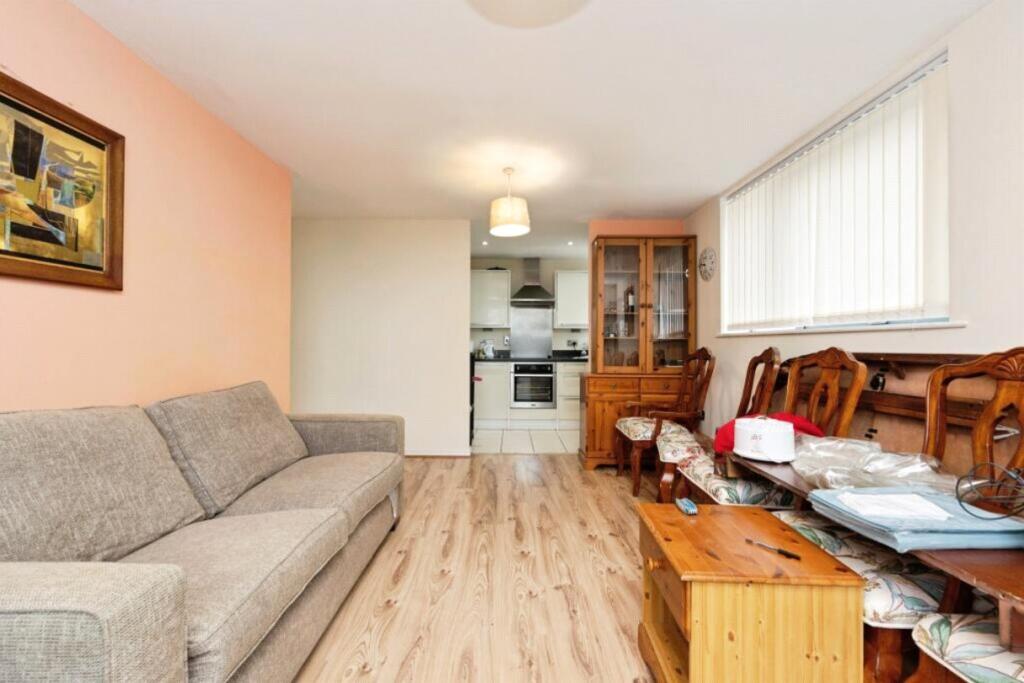 Apartment in Watford - View 5