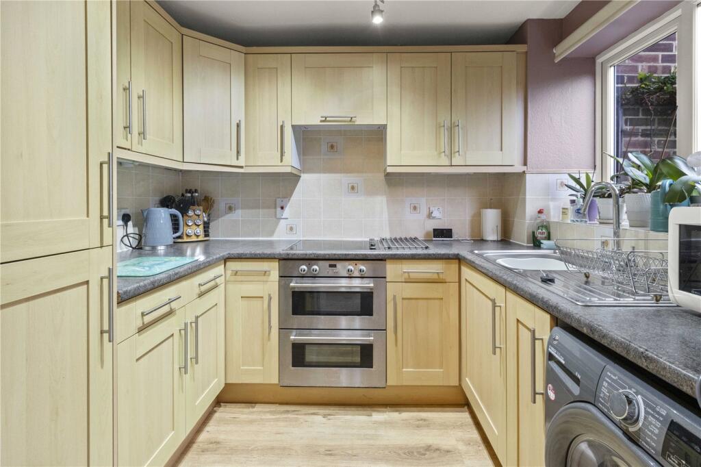 Harcourt Close, Uckfield, East Sussex, TN22 photo 3