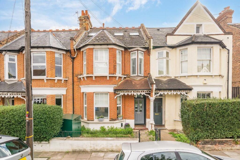 2-bed flat on Pretoria Road, London, £450,000