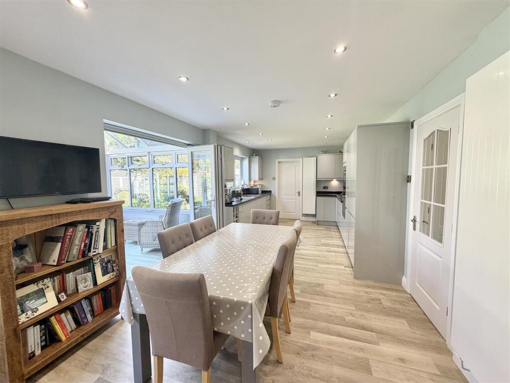 12 St. Georges Gardens, Pontesbury, Shrewsbury, SY5 0TB photo 4