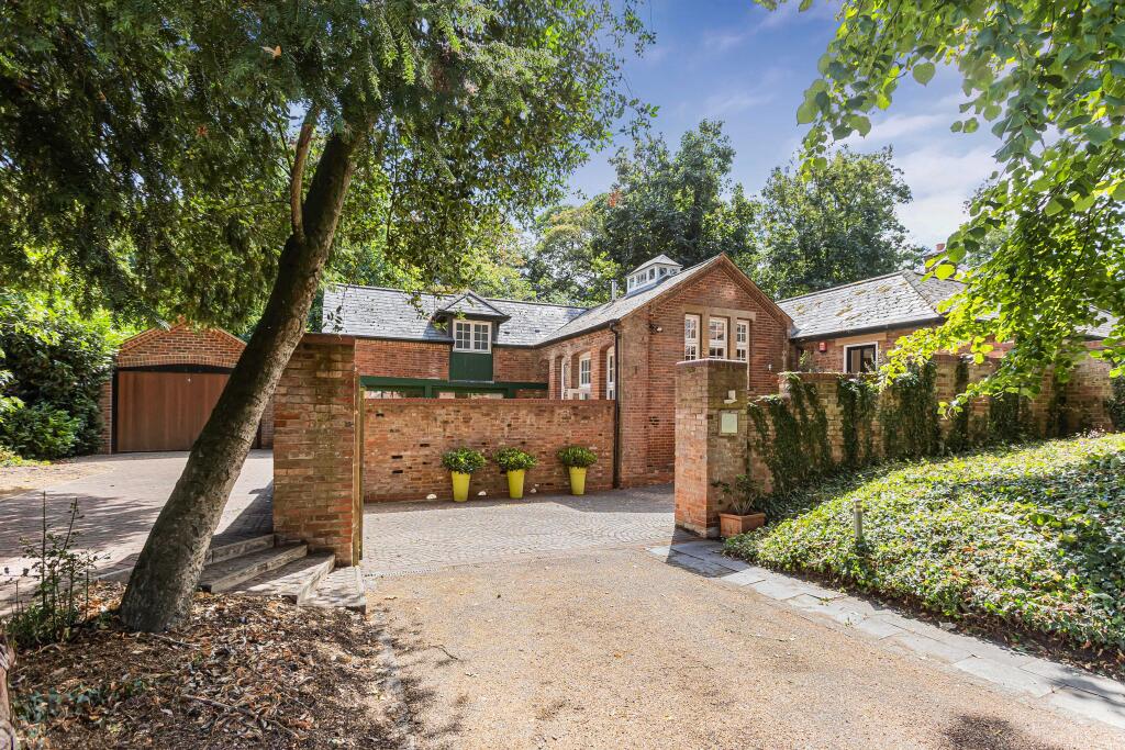 Main image of property: Trevelyan Place, St Stephens Hill, St Albans, AL1