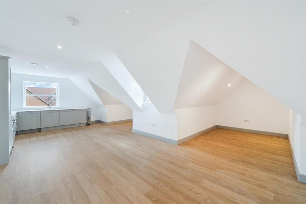 Apartment in Sutton - View 4