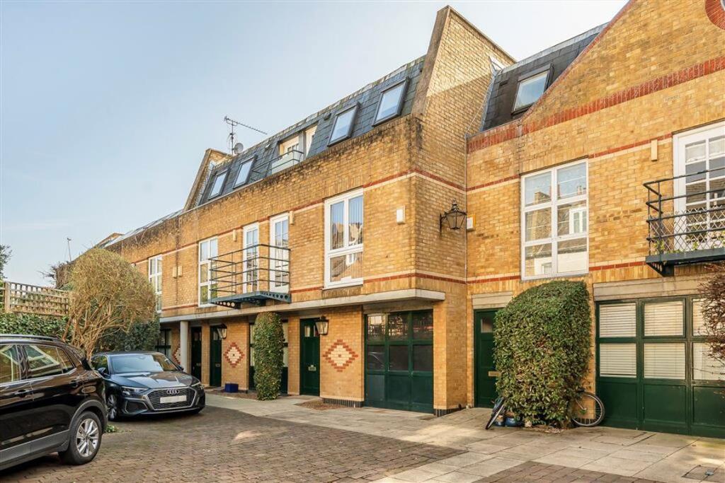 Main image of property: The Courtyard, Bishops Park