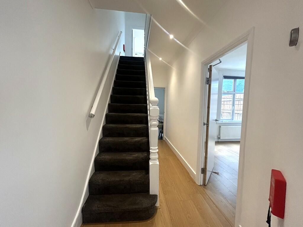 House in London - View 3