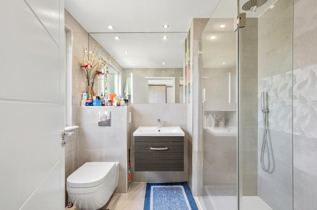 House in London, West Barnes - More