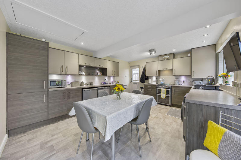 Brearley Avenue, New Whittington, Chesterfield photo 3