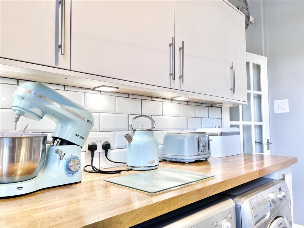 Apartment in Dorchester - View 2