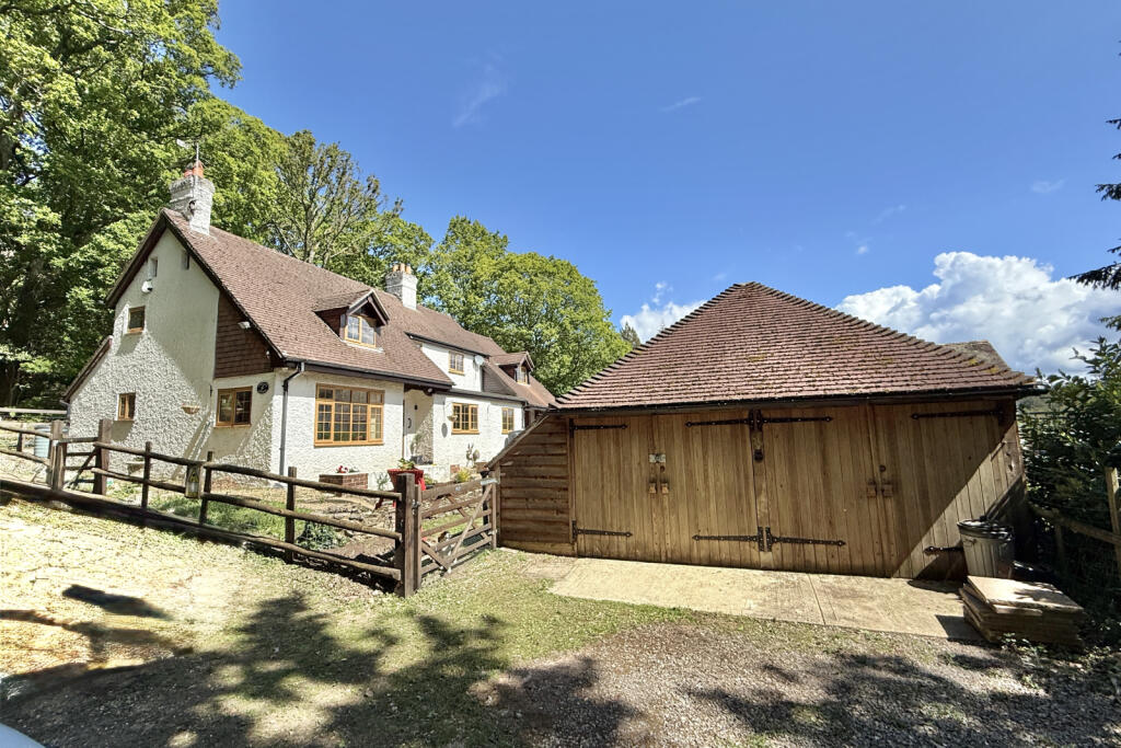 Main image of property: Linslade Cottage, Linford, BH24 3HY