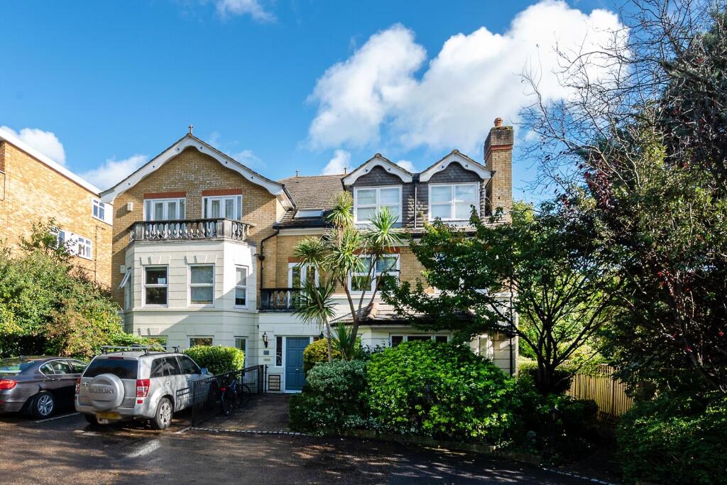Apartment in London, Cottenham Park, Raynes Park - View 3