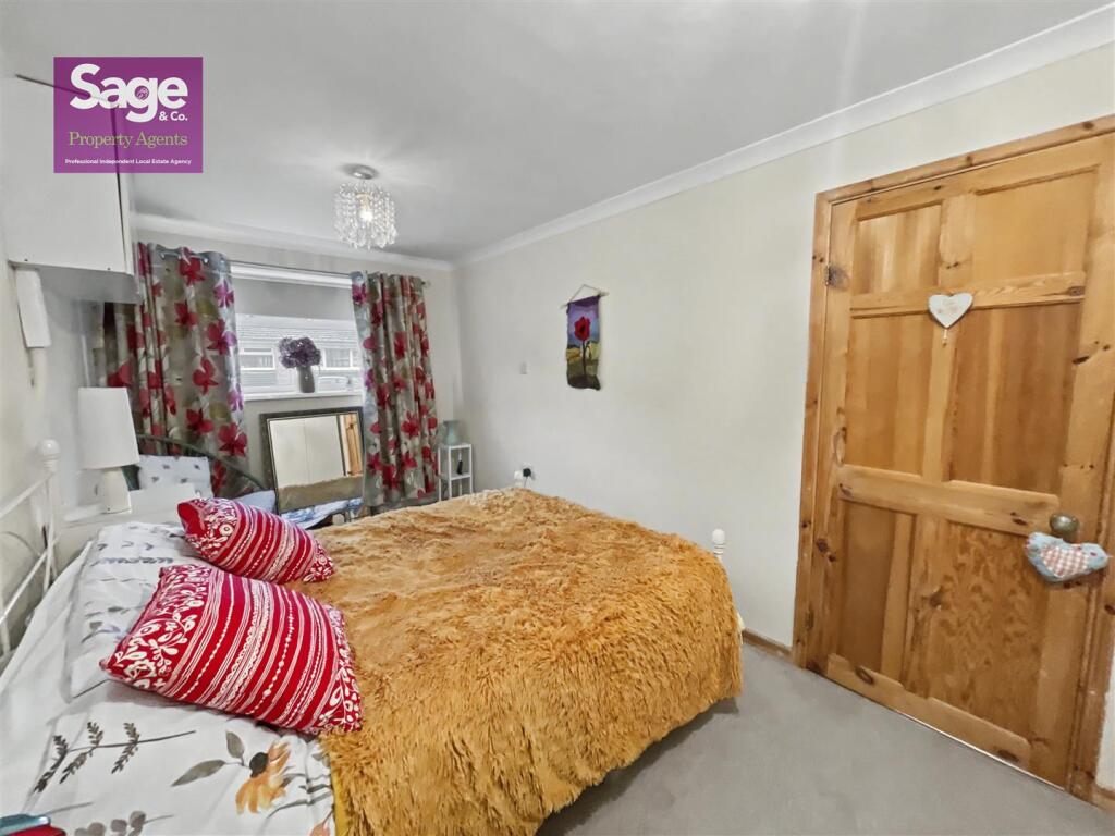 Highfield Close, Risca, Newport photo 5