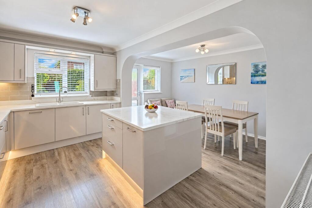 House in Southend-on-Sea - More