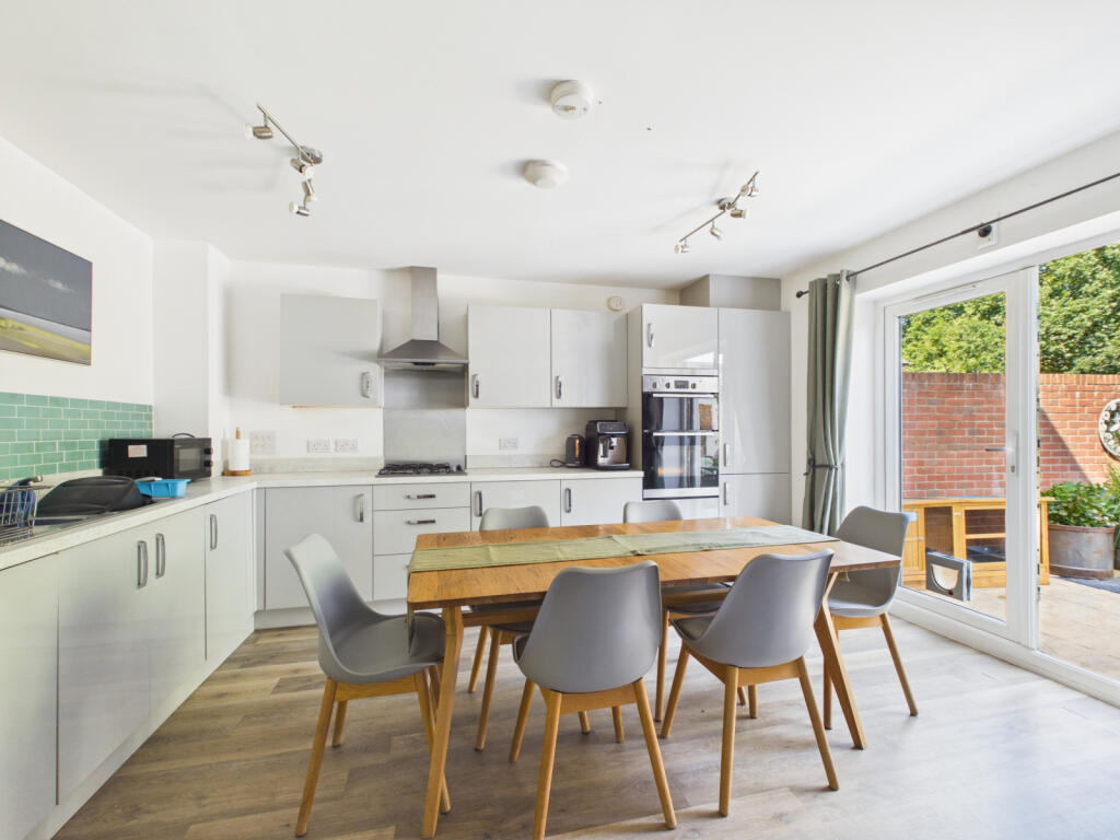 House in Eastleigh, Boorley Green, Botley - More
