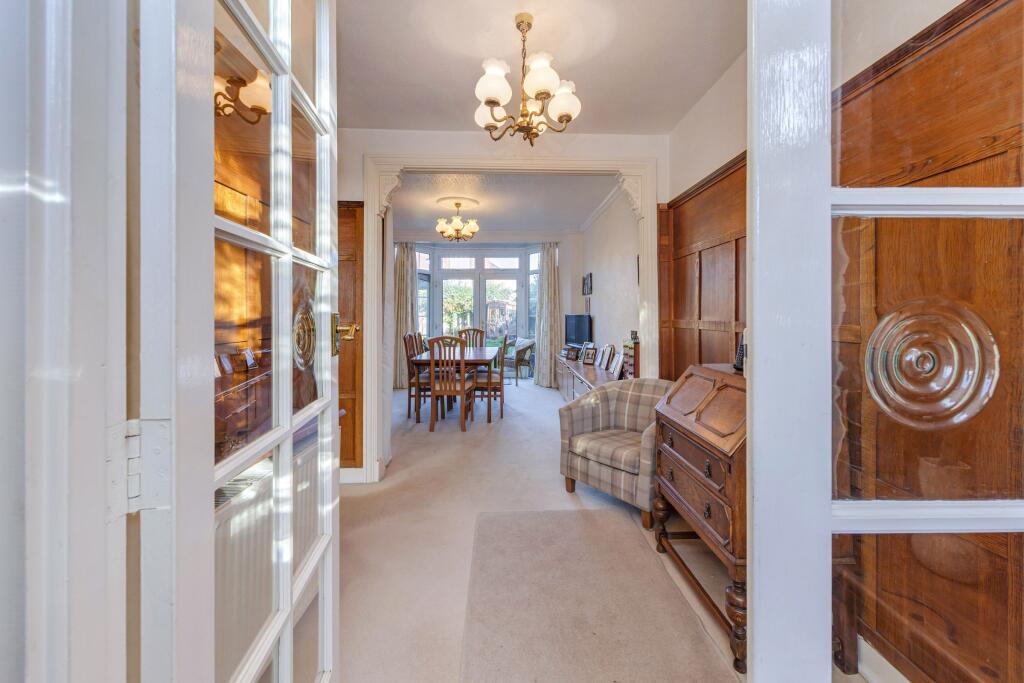 South Lodge Drive, N14 4XP photo 4